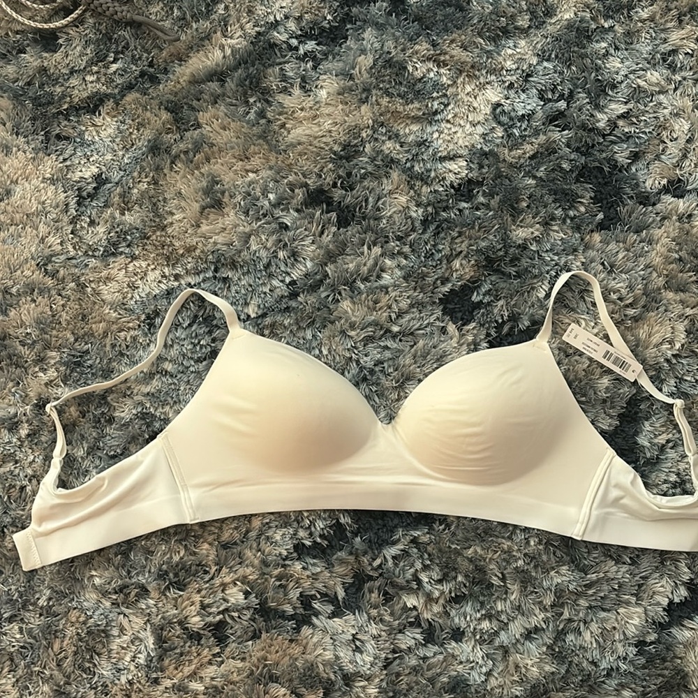 Soma 38B White Bra with Adjustable Straps. Pads built into it.